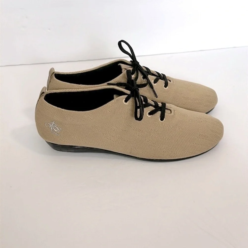 OTBT Wilna Sneaker in camel color Fabric Size 8.5